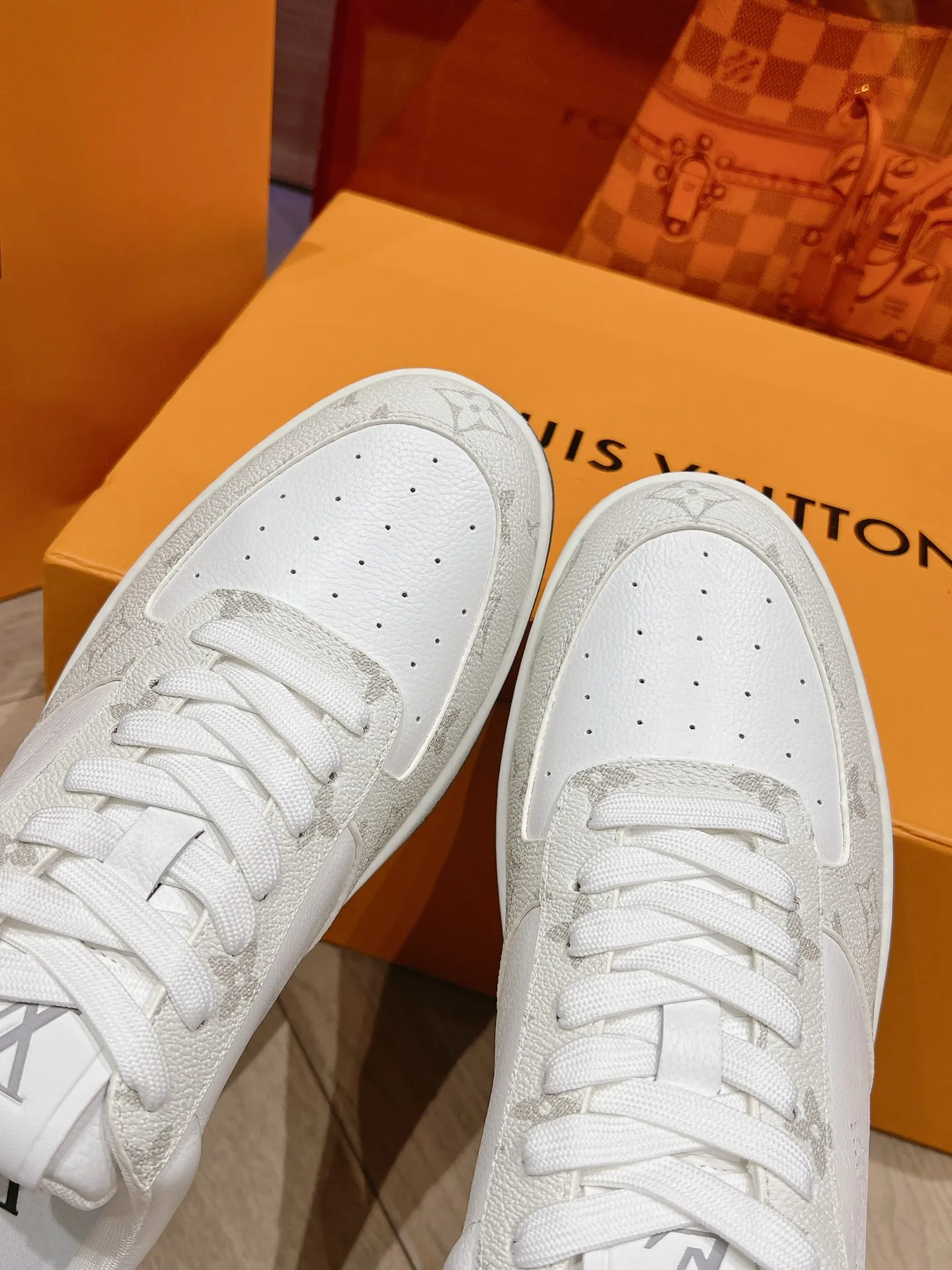 👟👟Ex-factory price 680👟👟 LV new white shoes men's letter series letter color matching pure cowhide 3D printed breathable holes men's casual business travel shoes👟full of comfort Size number: 39-45